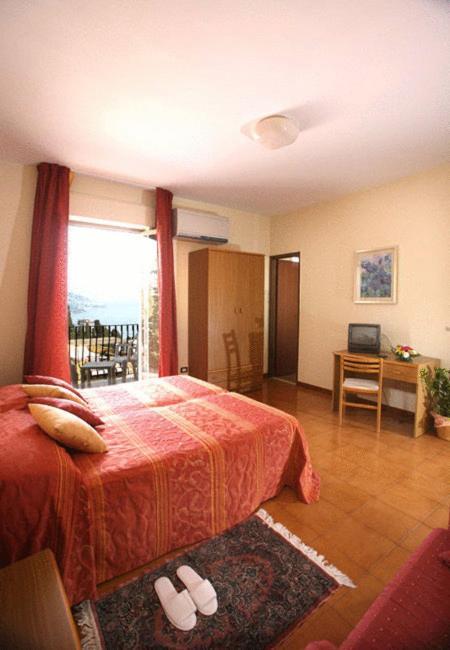 Hotel Natalina Таормина Экстерьер фото